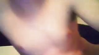 饥渴的大奶少妇玩3P让两男一人一边吃奶刚刚好，上下两个洞都让肉棒插好插满~