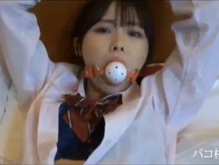 上衣轻轻一掀即可进入! 20岁小女友随时都欢迎光临